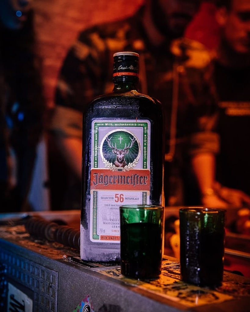 Как правильно пить егермейстер и что есть: советы по питью от playboyrussia.com.jpg jagermeister_73124921_2210382209261196_2362485231921768610_n