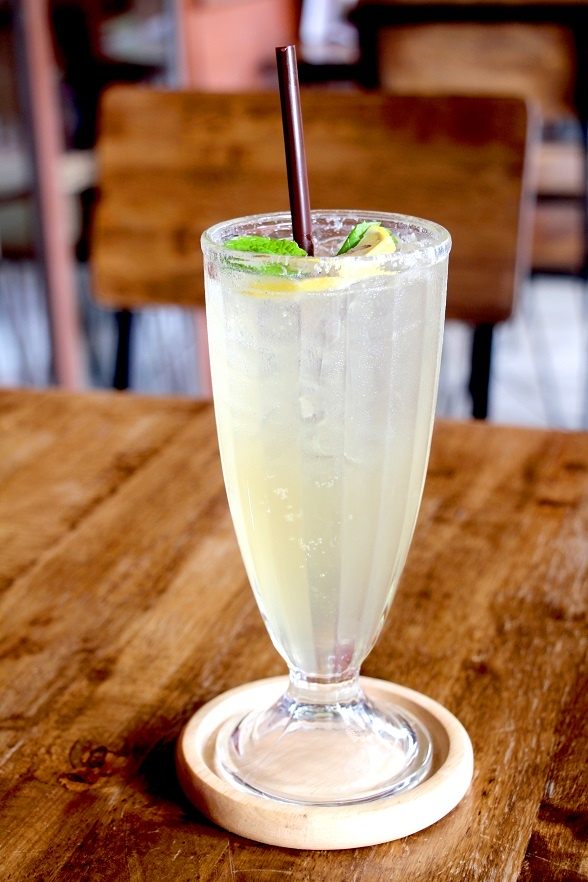 коктейли сладкие воспоминания: ром, вермут и апельсиновый ликер