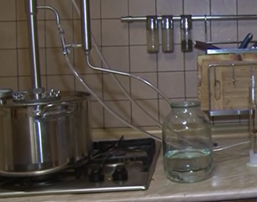 Перегонка медового самогона. Перегонка медового самогона на обычном самогонном аппарате.