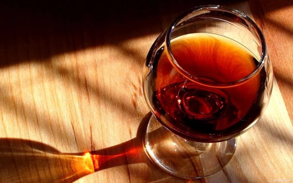 Коньяк по бокалам на столе