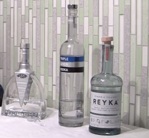 Фильтрация через лавовые породы Исландская водка Reyka фильтруется через лавовые породы исландских вулканов.