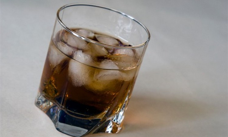 Коктейль «Черный Русский» приготовить несложно.