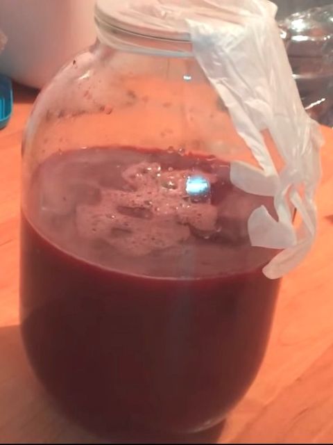 вино в банке с перчаткой