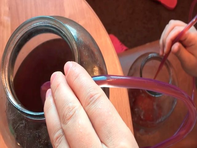 налейте вино через трубку