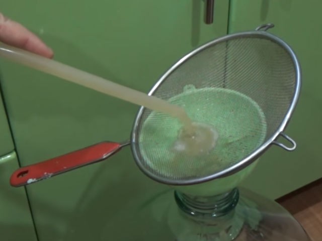 налей сок в бутылку