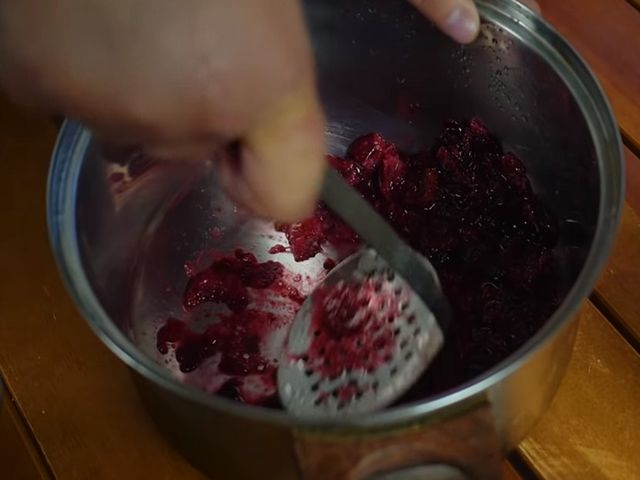 раздавить ягоду