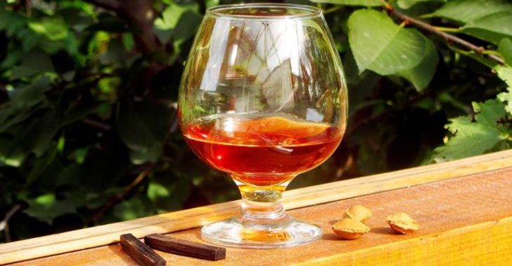 Коньяк на коре дуба