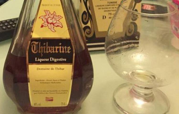 Пьют этот напиток из традиционных ликерных бокалов.