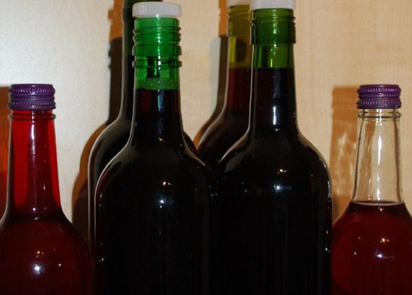 налить вино