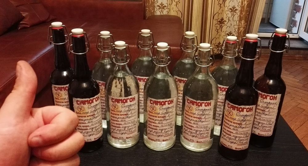 Много бутылок самогона