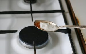 Нагревание ложки сахара на огне.