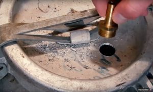 Отверстие в крышке под штуцер