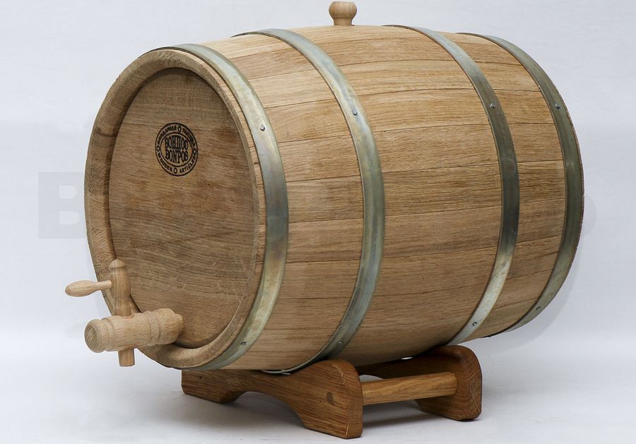 Дубовая бочка с краном