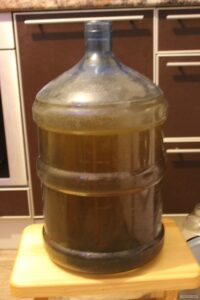 Брага в 19 литровой бутылке