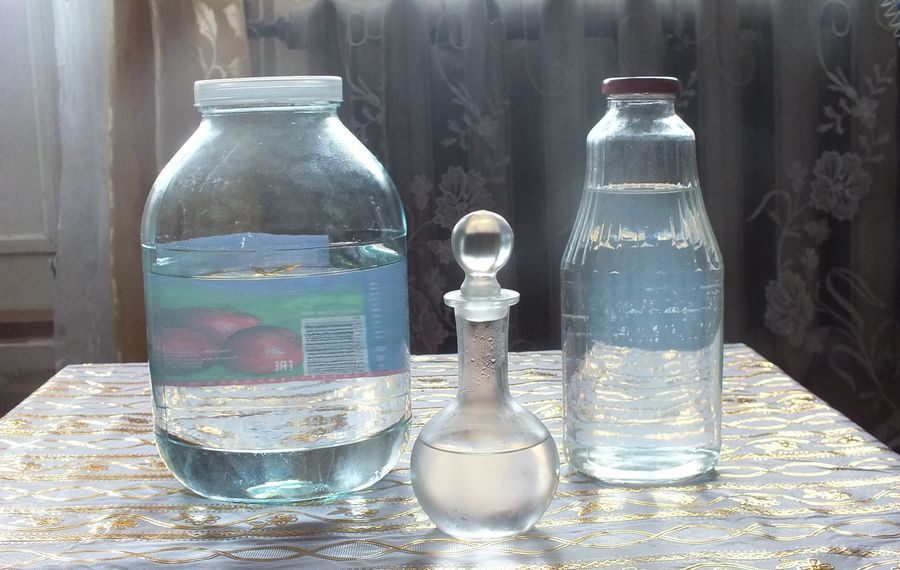 Самогон в графине, банке и бутылке.