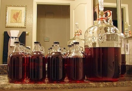 Как двносить сахар в вино: весь сразу или частями