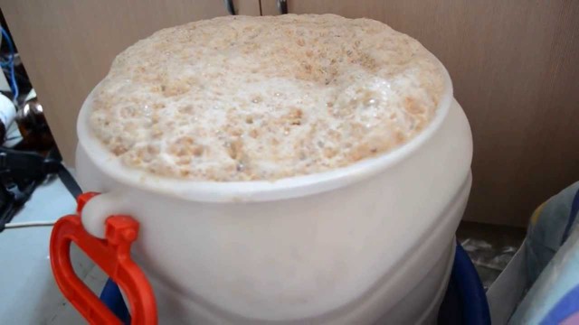 Несладкая брага продолжает булькать (выделять газ): что делать