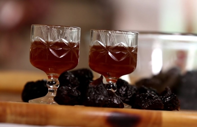 Простой самогон из слив - рецепт браги и перегонка