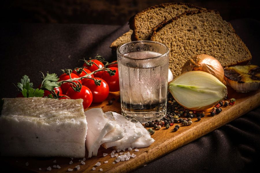 Самогон с закуской
