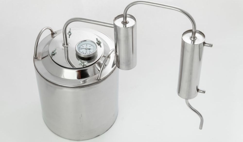 Внешний вид классического дистиллятора с сухопарником